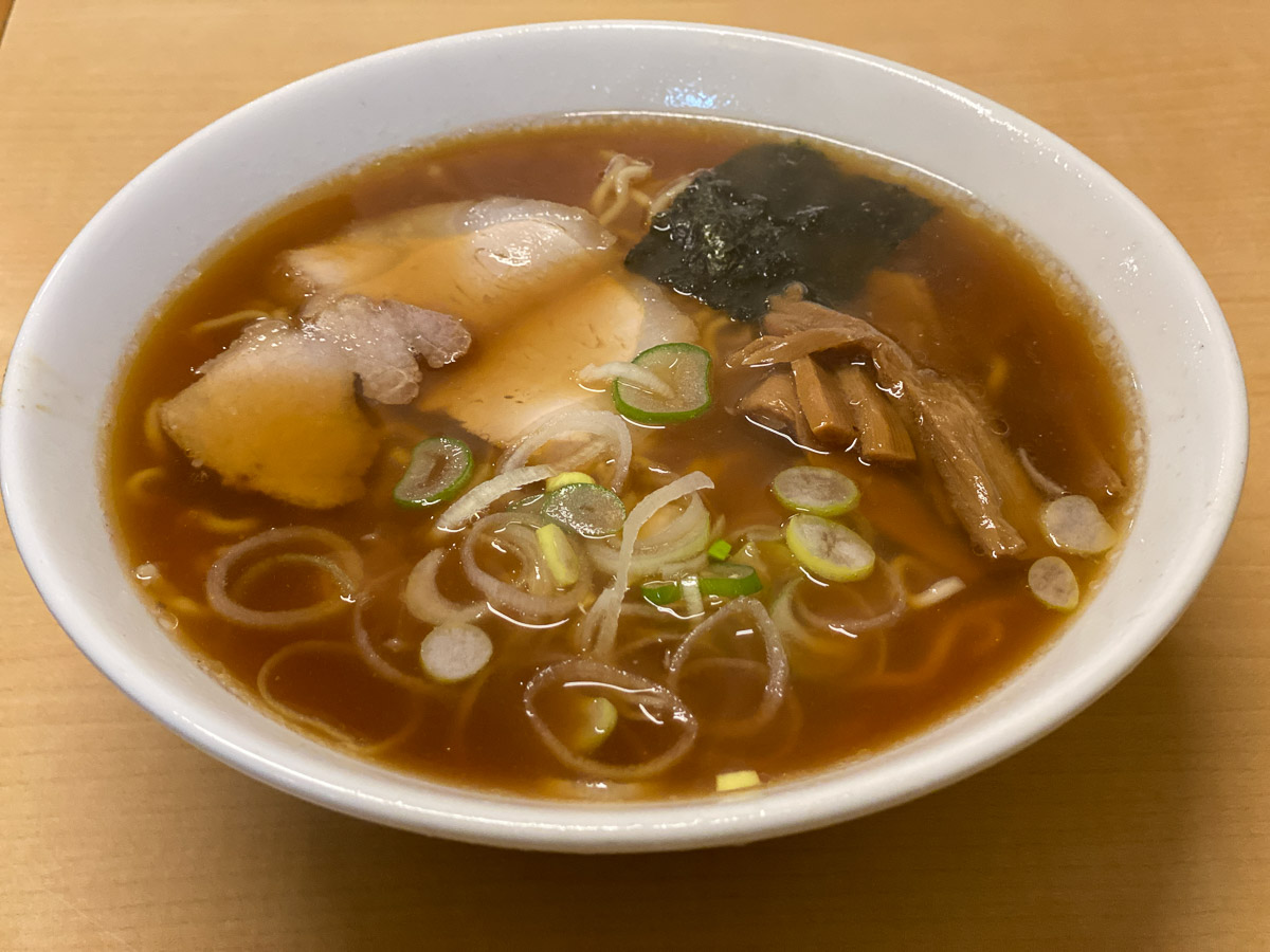 八王子駅近くの『竹の家』のシンプルな「ラーメン」780円