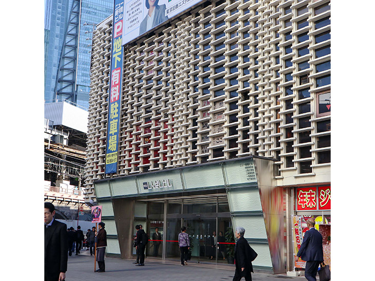 外観もレトロで可愛い「ニュー新橋ビル」は新橋駅前にそびえる