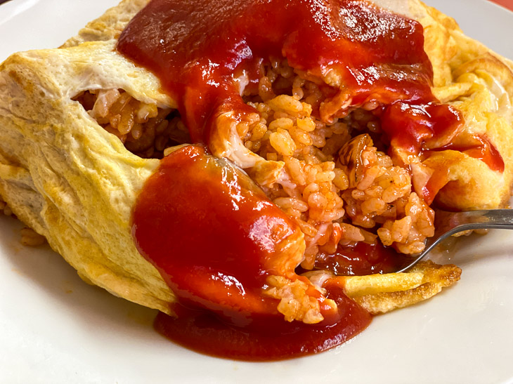 中のケチャップライスは、チャーハンのようにパラパラしっとりタイプ