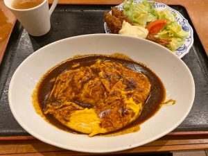 デミグラスソースたっぷり。オムレツ型にもなっていないほど、とろとろタイプ