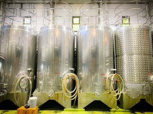 1本で8500リットル分のワインをつくることができるステンレスタンク
