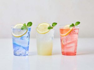 左から「バタフライピーティー」「レモネード」「ハイビスカス＆ローズヒップティー」各540円