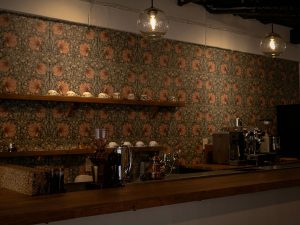 店内、そしてカウンター。程よい明るさで落ち着いた雰囲気[食楽web]