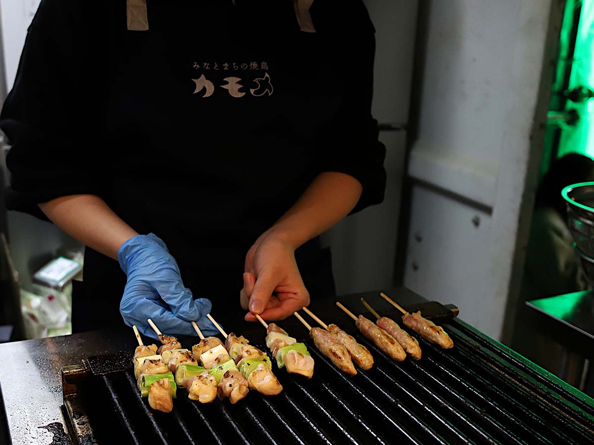 目の前で調理される焼き鳥は熱々状態