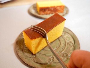 カステラは薄刃の幅広い包丁を布巾でよく湿らせてからカットするのがコツ [食楽web]