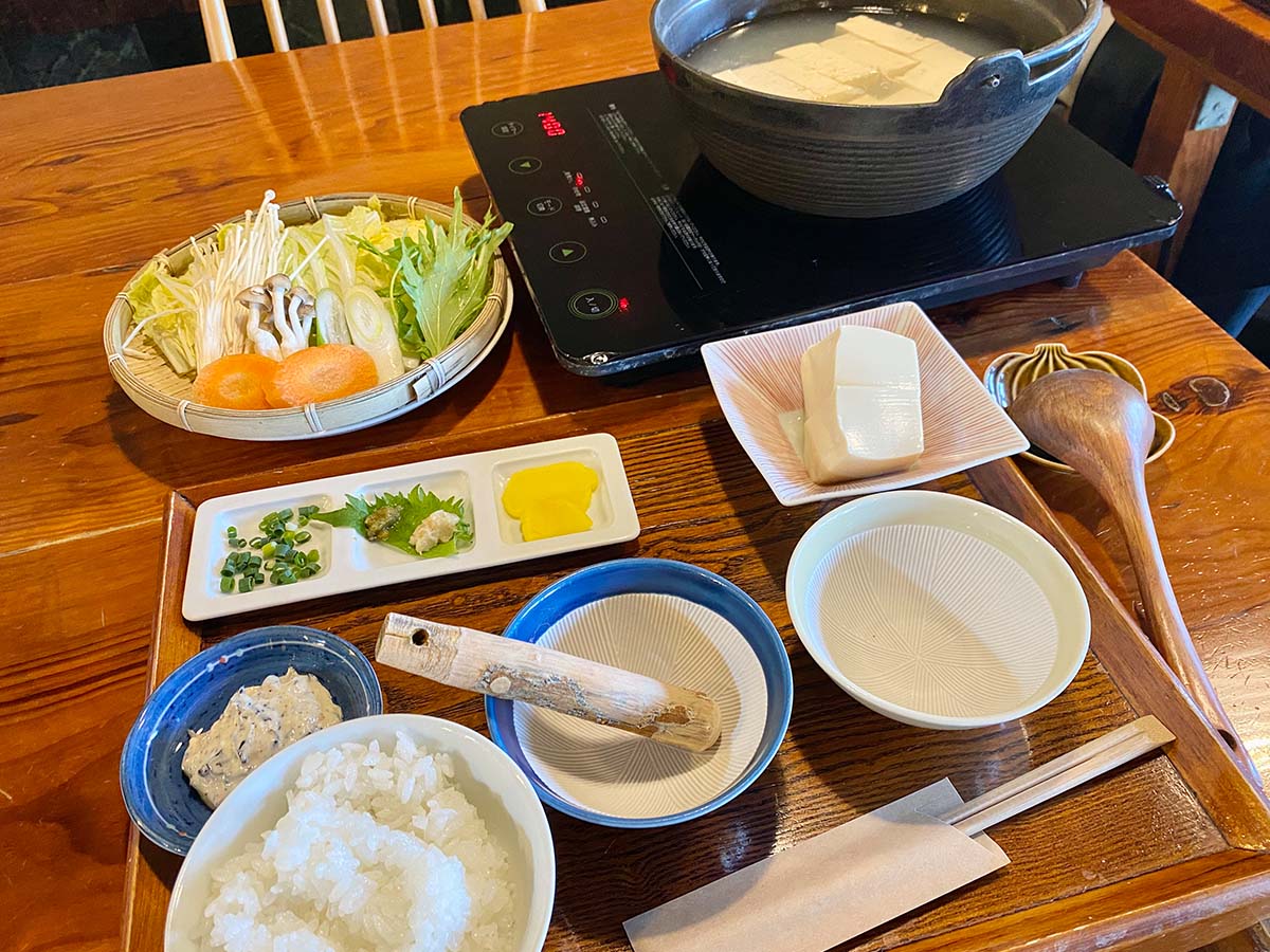 「温泉湯豆腐定食」2000円