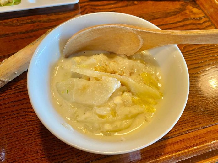 店員さんに声をかけると作ってもらえる〆の雑炊