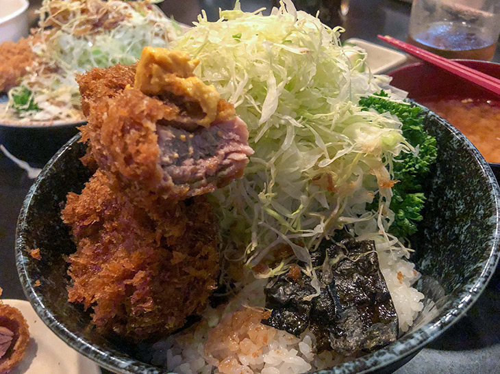 ご飯には海苔もはさまっている