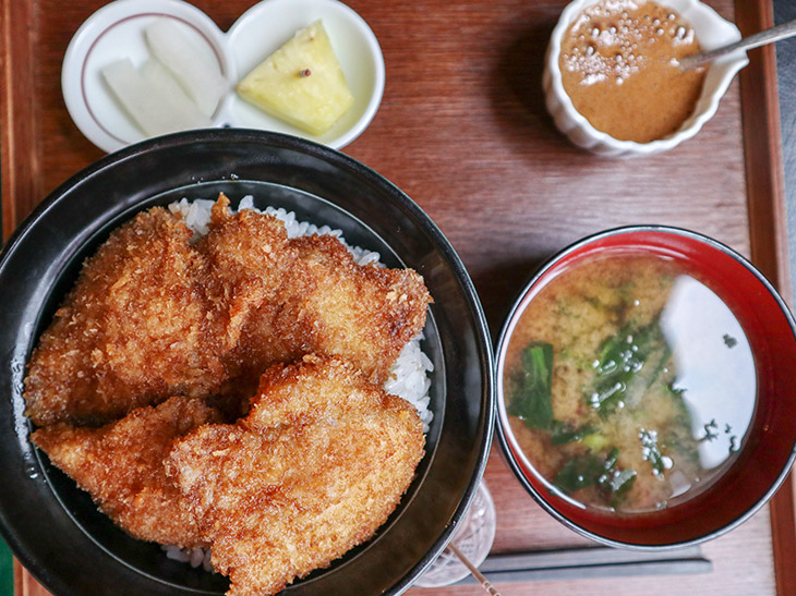 「ワセカツ丼」(味噌汁・お新香付き)
