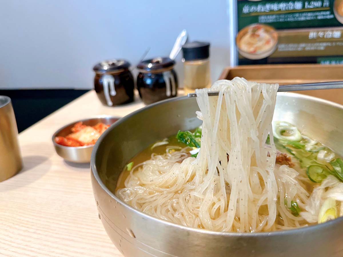 茹で上がった後、氷水で一気にシメることで、艶やかで透明感がある麺に仕上がるそう