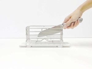 包丁が安全にしまえる自社開発の横入れ構造は左右からの差し込みが可能