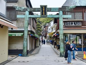 青銅の鳥居は延享四年（1747年）創建、文政四年（1821年）に再建された歴史的価値の高いもの。これをくぐった先が「江の島弁財天仲見世通り」