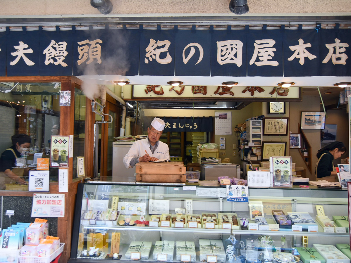 入口から歩いていくと右側にある『紀の国屋本店』