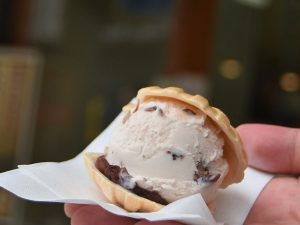 〈アイス最中〉（370円）。この日は小倉アイスをチョイス