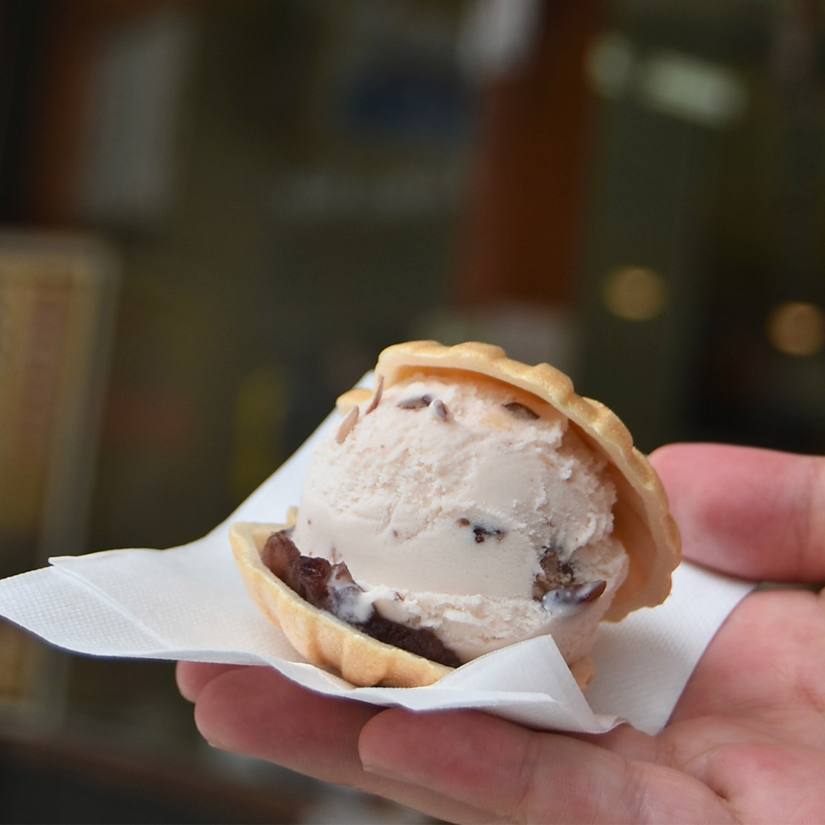 〈アイス最中〉(370円)。この日は小倉アイスをチョイス