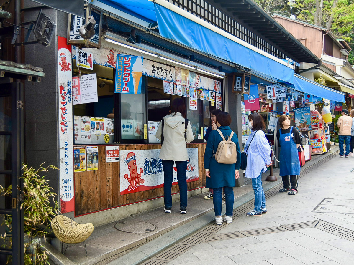 入口から歩いていくと左側にある『あさひ本店』