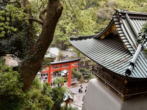 右手前に見えるのが瑞心門（ずいしんもん）。石段を登ると辺津宮に到着できる