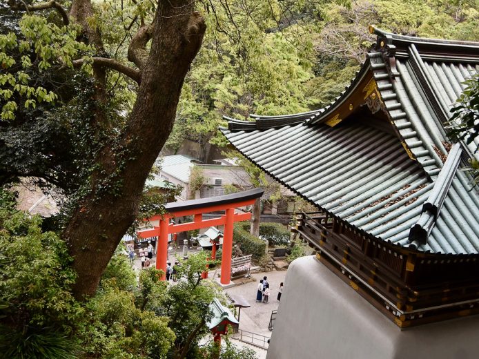 右手前に見えるのが瑞心門(ずいしんもん)。石段を登ると辺津宮に到着できる