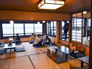 店内から海を一望できる