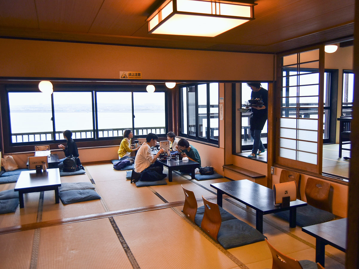 店内から海を一望できる