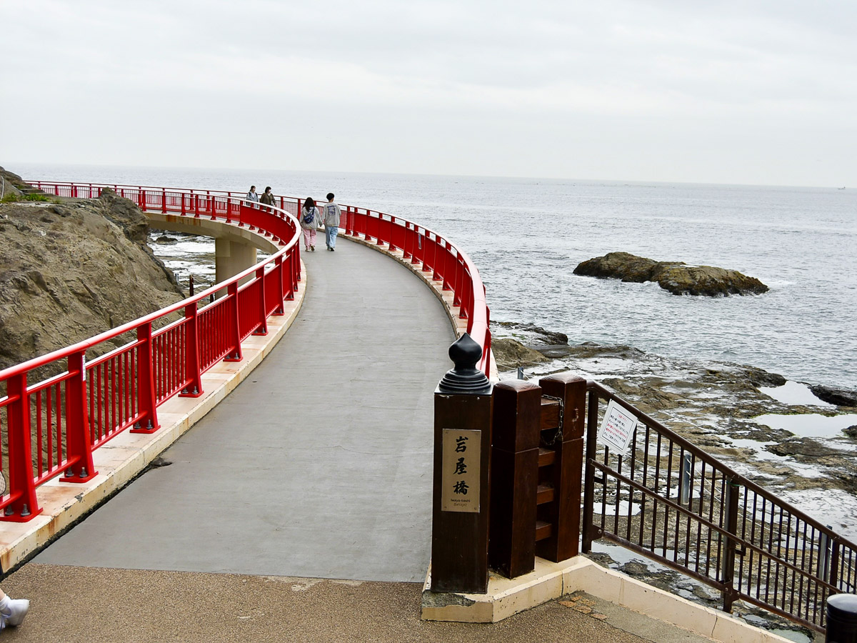 絶景を望みつつ、赤い欄干の岩屋橋を渡ると、江の島岩屋に到着