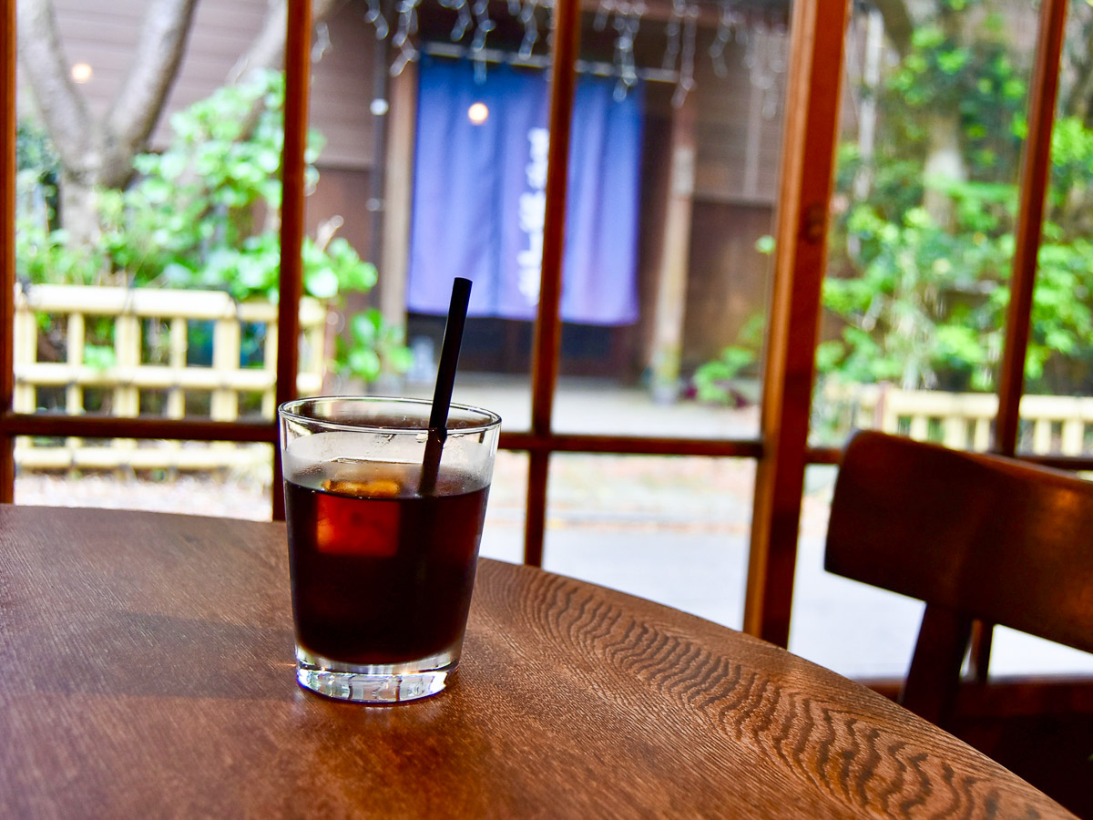徒歩で帰るならカフェなどで休憩しながら戻りましょう。画像は大正期の建築を改装したカフェ『しまカフェ 江のまる』の店内