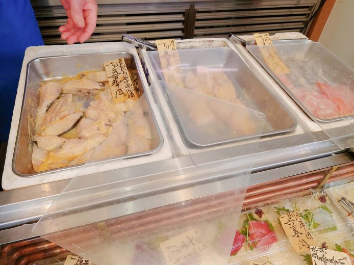 隣の鮮魚店で銀だら西京漬けを購入できる
