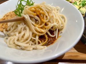 器の下に潜むミートソース
