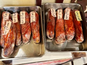 『一楽』の店内の様子。テイクアウト用焼豚がゴロっと並んでいます。『一楽』の「焼豚」は今回2190円