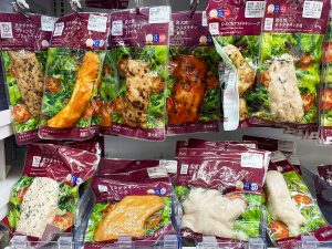 外国人スタッフに人気の「コンビニ食」とは！？