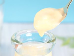 飲めるほどなめらかな、とろ～りとした食感が特徴。スプーンから溢れそう！
