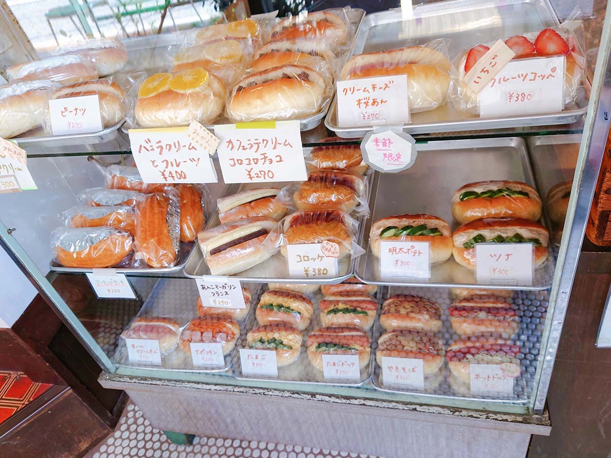 ショーケースにはたくさんのコッペパンのサンドが並ぶ