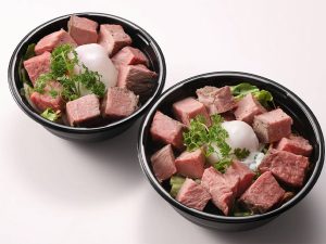 ジャストサイズ丼999円(左)、ガッツリサイズ丼1499円（右）