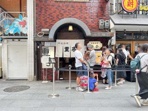 レトロなレンガ調の店構え