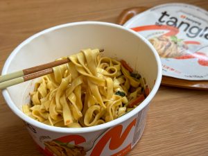 お湯を少し残して湯切りし、ソースと粉末を入れてよくかきまぜたら完成