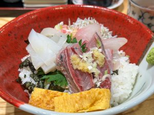 「6種の日替わり目利き丼」。ネタはイカや真鯵、鯛などが載っています