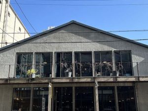 外観も倉庫のよう。おしゃれな雰囲気でくつろぐ人たちがいっぱい