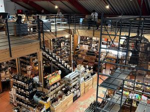 1000円台から世界各国のワインが揃う姿は圧巻。好みのワインを探すのも楽しい