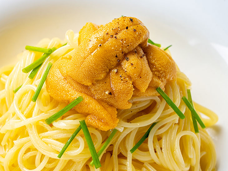 帆立と昆布のだしを隠し味に使ったソースが麺にしっかりと絡みます [食楽web]