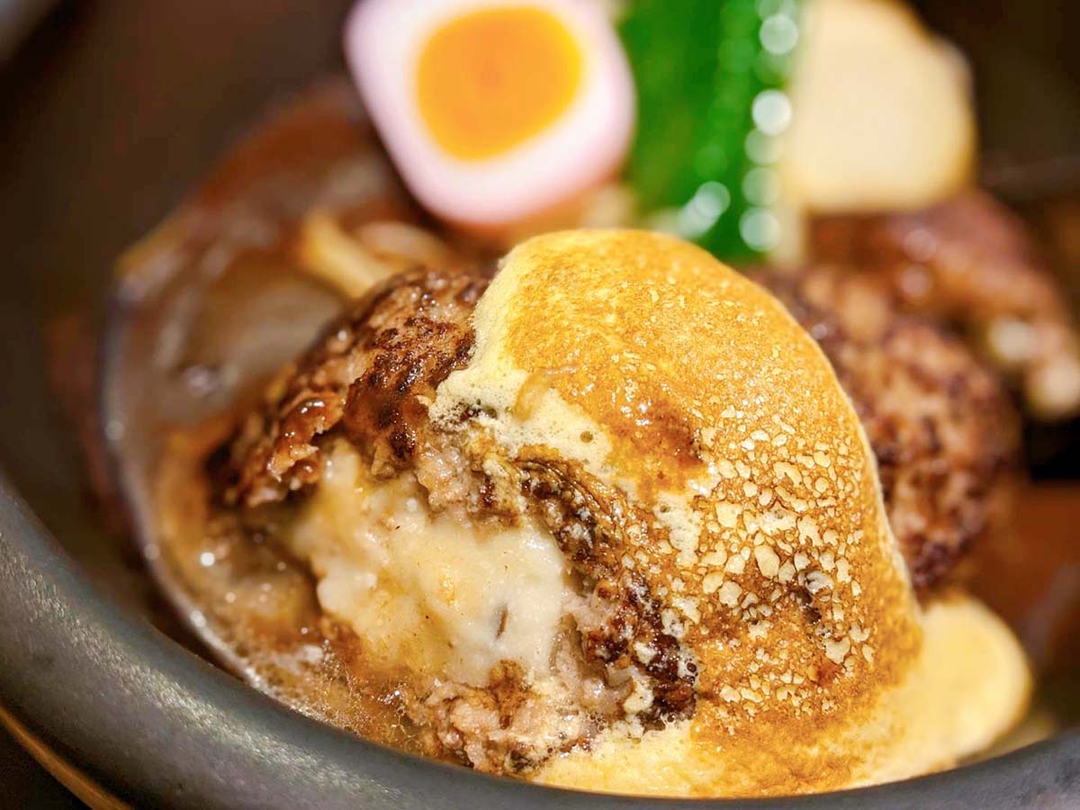 中からはゴルゴンゾーラとキノコのクリームソースが溢れ出てくる