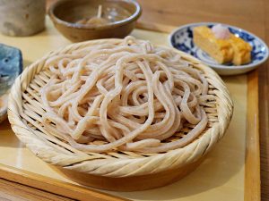 【大阪グルメ】8年連続ミシュランのうどん店『青空blue』のまるで蕎麦みたいな「自家製粉粗挽きうどん」とは