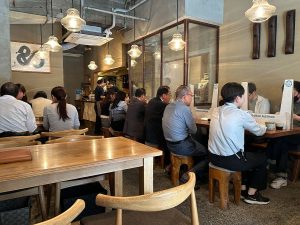 ゆったりと過ごせる店内 [食楽web]