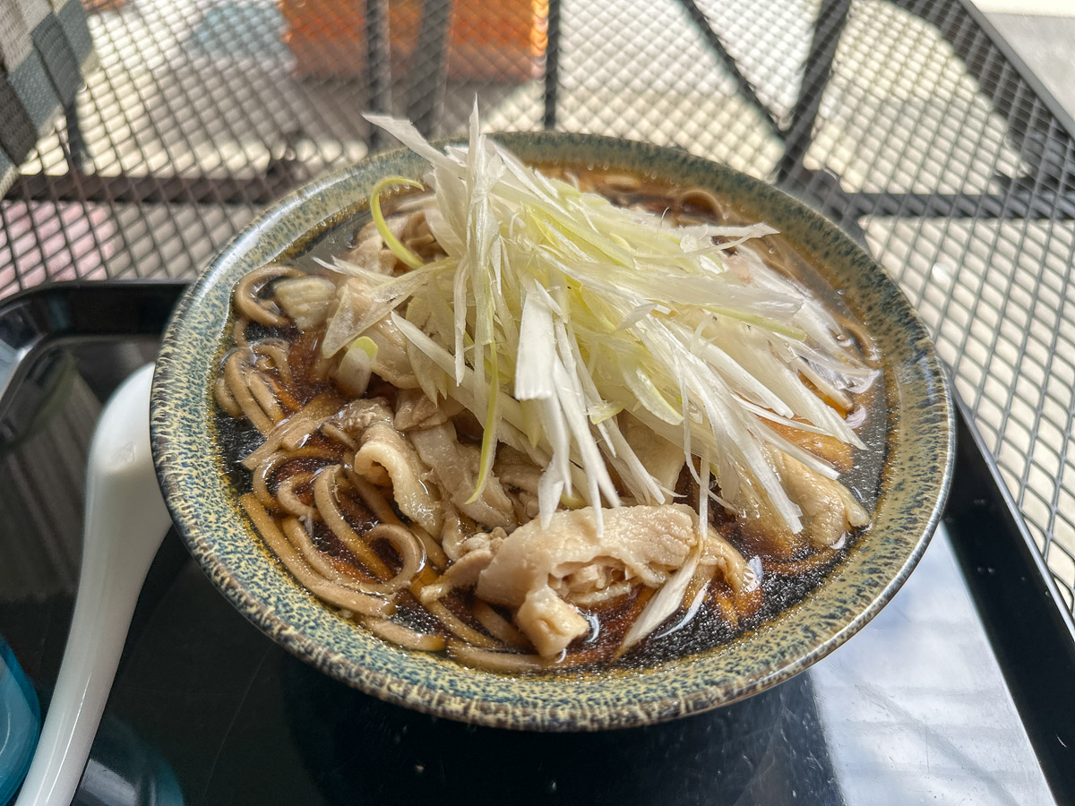 【不動産屋さんに訊く地元メシ】肉そばの最高峰! 東京・江古田で大人気の立ち食い蕎麦『のじろう』の「肉そば」を食べてきた