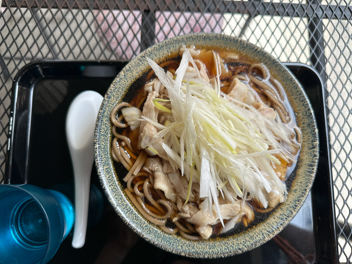 「肉そば」630円。テラス席でいただきます!