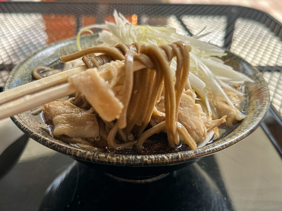 コシがあるお蕎麦と豚バラの相性が最高!