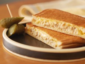 フライパンで絶品ワンパントーストが作れる！ プロ直伝の「チーズとろ〜りツナメルト」レシピ【基本の料理】