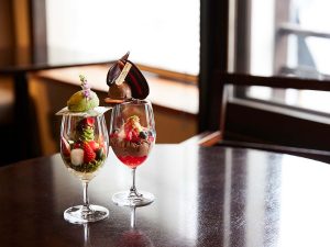 手前から「京抹茶とショコラのパフェ」、「ショコラベリーパフェ」各1320円