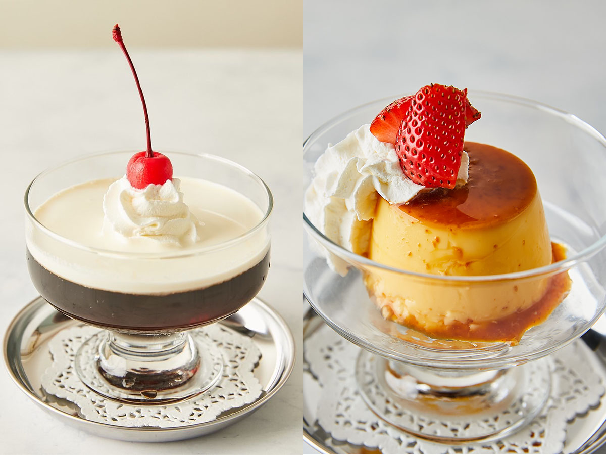 左「コーヒーゼリー」1210円（※コーヒーとセット）、右「自家製プリン」990円（※コーヒーとセット）。下の部分のレースのコースターもどこかレトロ