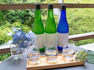 あじさい酵母で醸した日本酒3種類の「日本酒飲み比べセット（60ml×3）」1980円。左から「あしがり郷 風の道」、「あしがり郷 月の歌」、「あしがり郷 零号∞」