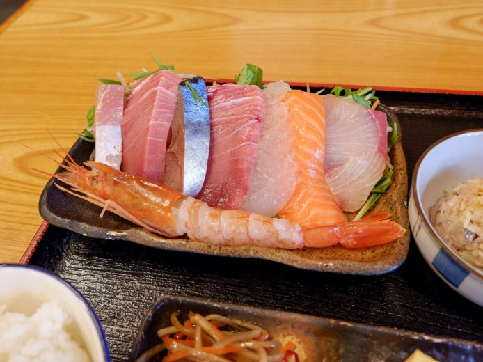 この日の刺身はマグロ、ヒラメ、サーモン、ブリ、シメサバ、エビの6種類